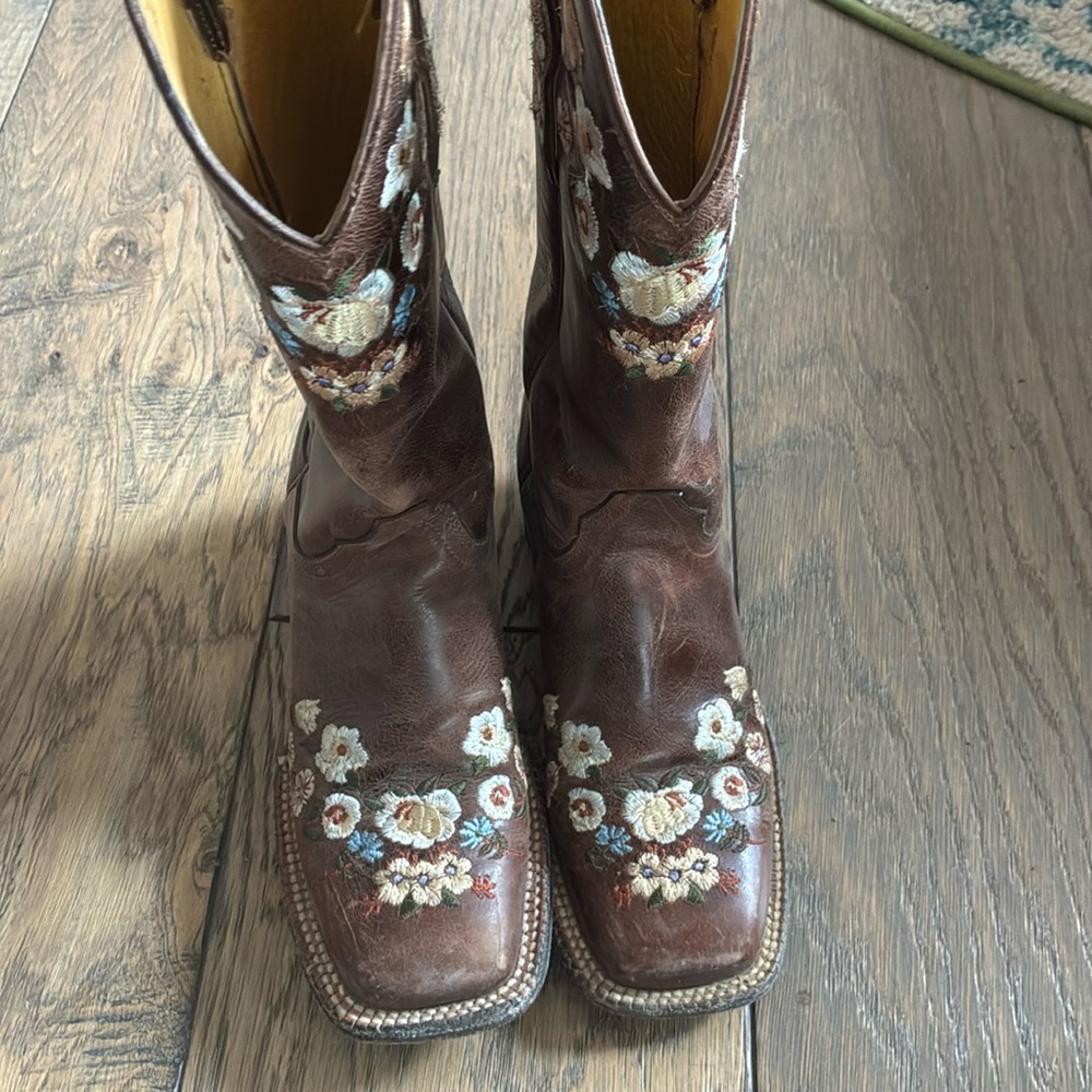 Cavenders western boots size 6.  Used condition